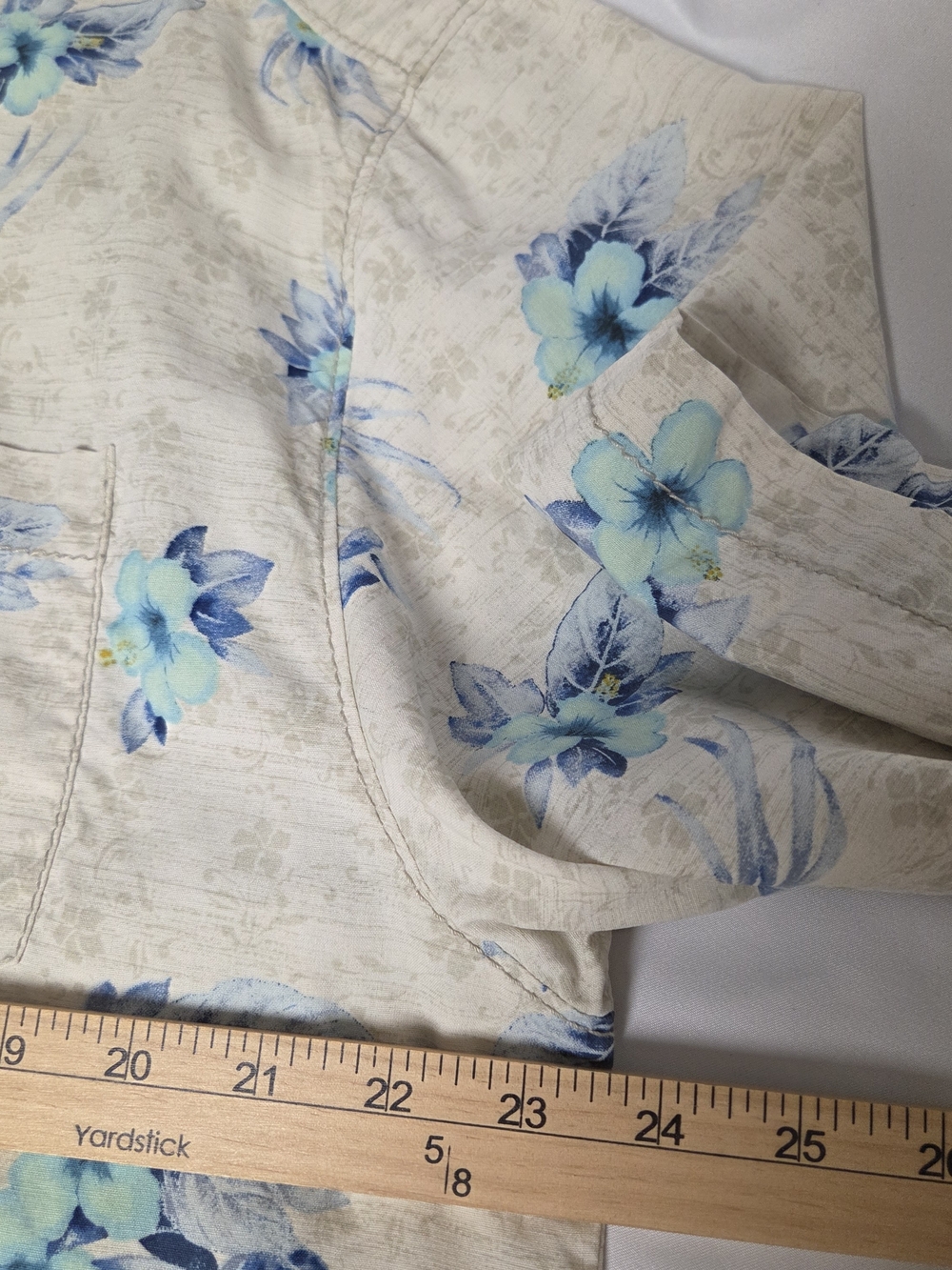 Tommy Bahama Light Beige Short-Sleeve Shirt with Blue Floral Print Large - Picture 5 of 6